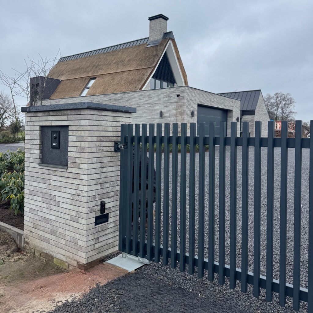 Eijssink Hekwerk Geautomatiseerde draaipoort met gemetselde staanders